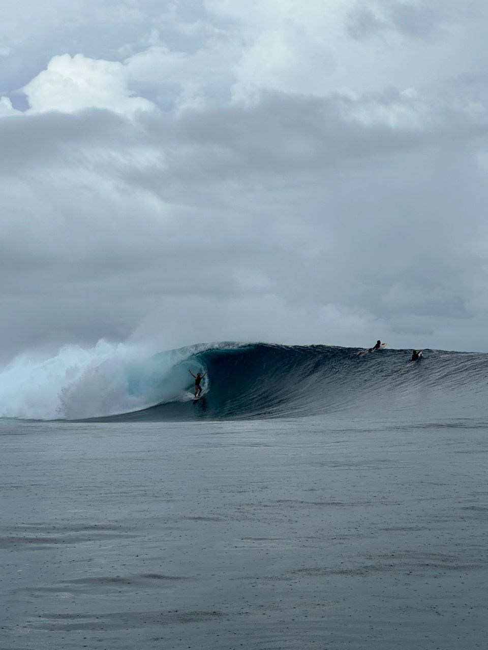 Cloudbreak, Fiji — brechende Reef-Welle